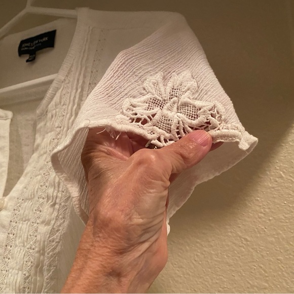 Jones New York lace detailed petite small blouse - Picture 2 of 8